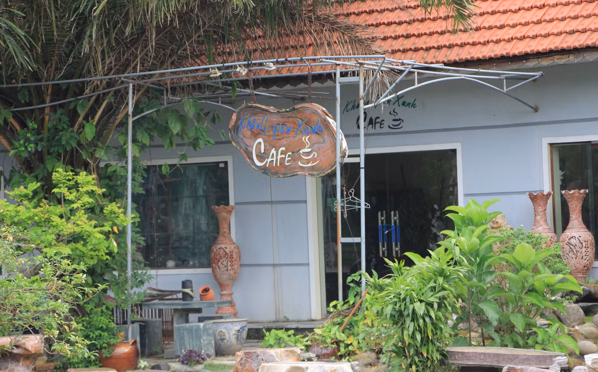 Quán cà phê đóng cửa, không chủ, không dịch vụ.