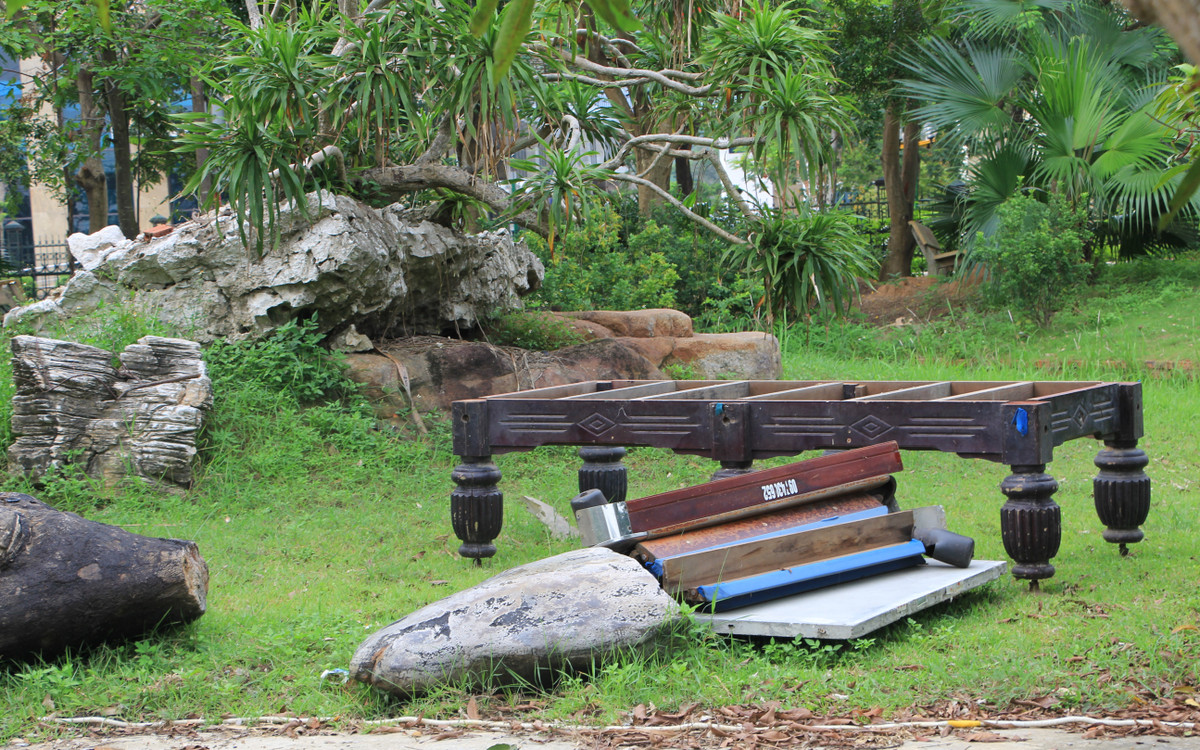 Đồ vật vứt bừa bãi khiến công viên trở thành nơi đổ rác thải.