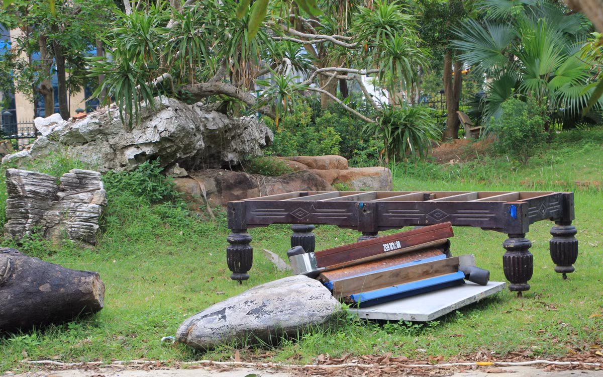 Đồ vật vứt bừa bãi khiến công viên trở thành nơi đổ rác thải.