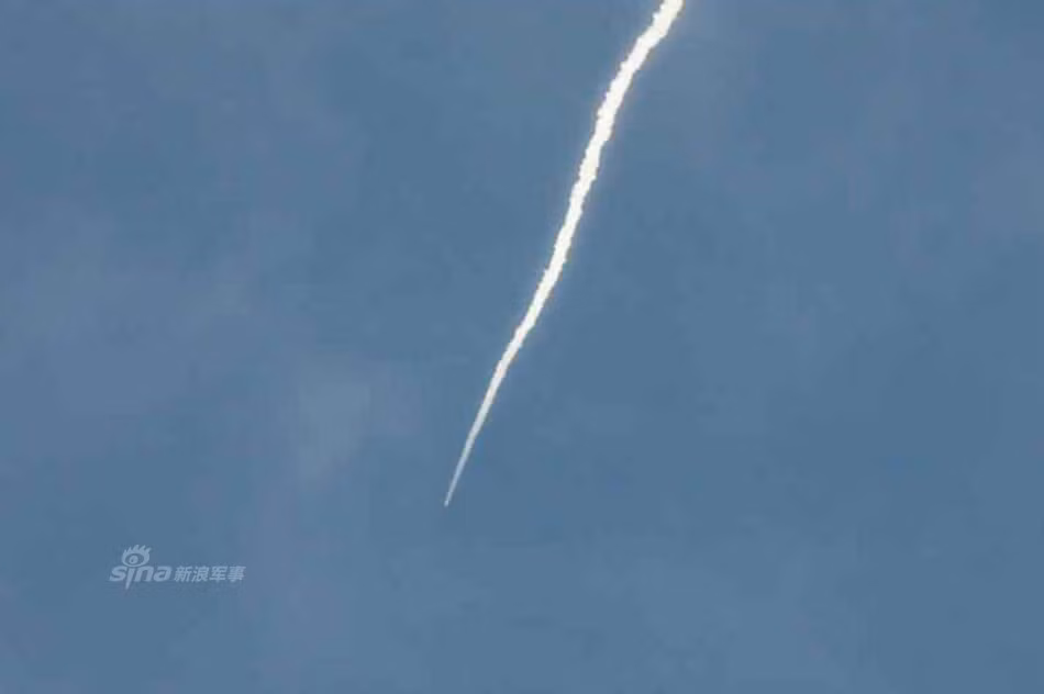 Cũng theo JSC, lúc 6h10 giờ địa phương, ít nhất 2 quả đã rơi xuống biển Nhật Bản sau khi bay 500-600km.