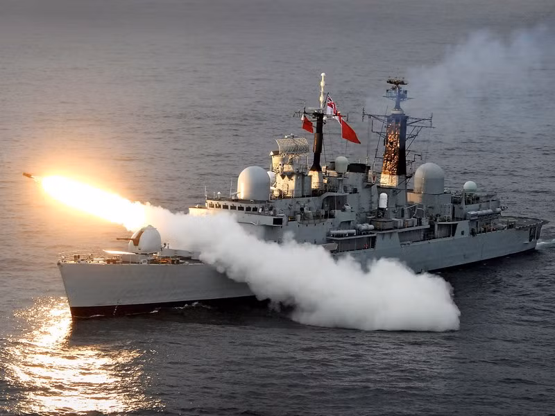 Trong những năm 1980, Sea Dart là một loại tên lửa phòng không tiêu chuẩn của Hải quân Anh. Dài: 4,4m. Đường kính: 420mm. Trọng lượng: 550kg. Tầm bắn: 150km. Trần bay: 10km. Tốc độ bay tối đa: Mach 2. Cơ chế dẫn đường: Dẫn đường bằng đầu dẫn radar bán chủ động và mục tiêu được chiếu xạ bởi radar Type 909. Kiểu đầu đạn: nổ mạnh phá mảnh. Ảnh: Tàu khu trục Type 42 bắn tên lửa Sea Dart.