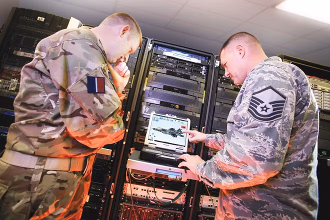 ALIS có khả năng cập nhật tình trạng máy bay trong suốt hành trình cho hệ thống bảo trì trên mặt đất, qua đó giúp phát hiện sớm các vấn đề, đẩy nhanh tốc độ bảo trì và phòng ngừa rủi ro. Ảnh: Ainonline