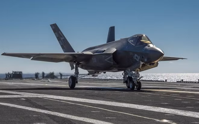 F-35C dành cho Hải quân Mỹ. Máy bay được cải tiến một số vấn đề nhằm phù hợp với hoạt động trên tàu sân bay như cánh gập, móc đuôi. Ảnh: Defencenews