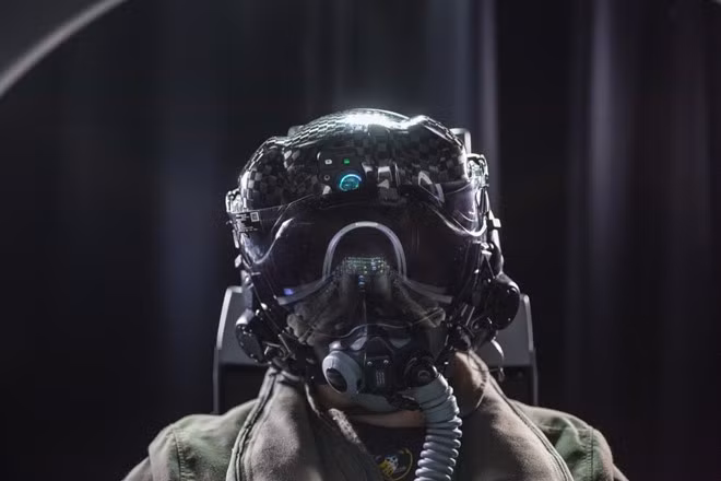 Mũ bảo hiểm tích hợp tiên tiến DAS: Hệ thống này cung cấp hình ảnh thời gian thực cho phi công từ 6 camera hồng ngoại gắn trên thân F-35. DAS giúp phi công nâng cao khả năng nhận thức tình huống, giảm khối lượng công việc, tăng hiệu suất chiến đấu. Ảnh: Lockheed Martin
