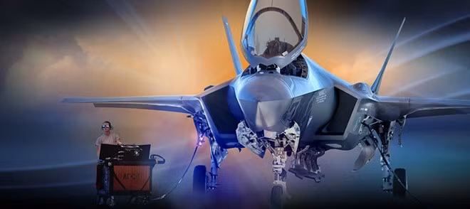 Hệ thống bảo trì tự động: F-35 không chỉ được sản xuất cho quân đội Mỹ mà còn cho các đồng minh, do đó việc xây dựng hồ sơ bảo dưỡng và chia sẻ giữa các phi công là rất quan trọng. Nhà sản xuất trang bị cho F-35 hệ thống Thông tin Bảo trì tự động (ALIS) có khả năng phân tích một lượng lớn dữ liệu để phát hiện các bất thường đối với máy bay. Ảnh: Lockheed Martin