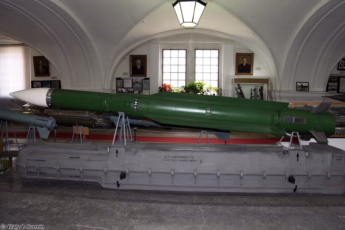 Đạn tên lửa 9M38 sử dụng trong hệ thống 3S90 Uragan dài: 5,55m, đường kính: 400mm, trọng lượng: 715kg, tầm bắn: 30km, trần bay: 14km, tốc độ bay tối đa: Mach 3, cơ chế dẫn đường: dẫn đường bằng radar bán chủ động, kiểu đầu đạn: nổ mạnh phá mảnh.