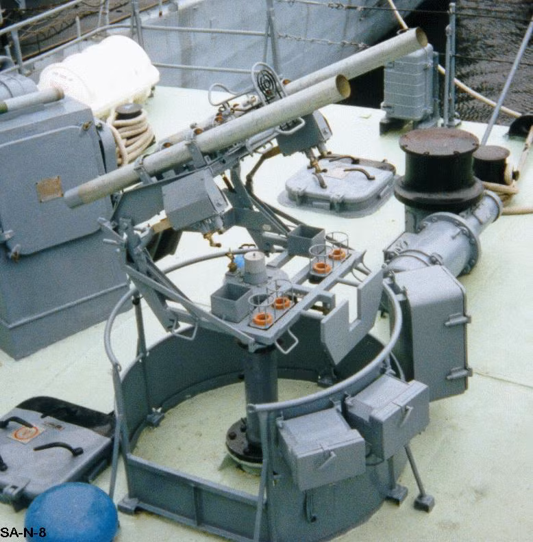 9K34 Strela-3 (SA-N-8 Gremlin) được lắp trên các bệ phóng trên tàu chiến hải quân, nhằm chống lại các mục tiêu bay thấp trong tầm nhìn. Tên lửa 9K34 Strela-3 có tầm bắn 4km, trần bay 2,3km, tốc độ bay tối đa 410m/s, dẫn đường bằng đầu dò hồng ngoại, kiểu đầu đạn nổ mạnh phá mảnh.