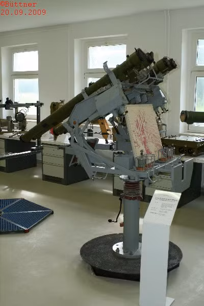 9K32 Strela-2 (SA-N-5 Grail) là phiên bản của tên lửa vác vai 9K32 Strela-2 (SA-7 Grail) -được lắp trên các bệ phóng trên tàu chiến hải quân, nhằm chống lại các mục tiêu bay thấp trong tầm nhìn. 9K32 Strela-2 sử dụng tên lửa 9K32, có tầm bắn 4km, trần bay 1,5km, tốc độ bay tối đa 430m/s, dẫn đường bằng đầu dò hồng ngoại, kiểu đầu đạn nổ mạnh phá mảnh.