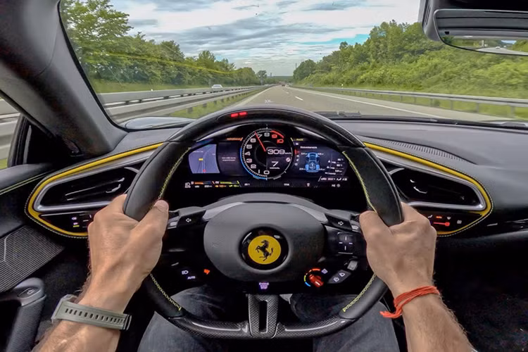 Siêu xe mui trần Ferrari 296 GTS được trang bị khối động cơ xăng V6, dung tích 2.9 lít, tăng áp, có công suất tối đa 654 mã lực và mô-men xoắn cực đại 425 Nm.