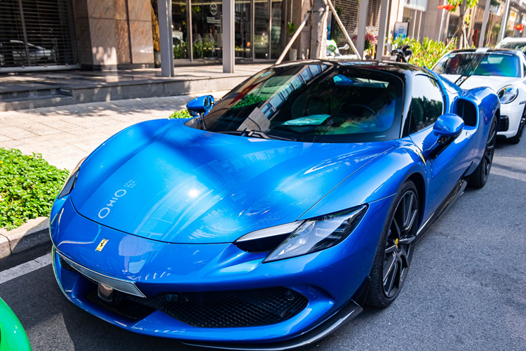 Được biết, đây đã là chiếc siêu xe mui trần Ferrari 296 GTS thứ 2 xuất hiện tại thị trường Việt Nam, xe đầu tiên được bàn giao cho một khách hàng ở tỉnh Bạc Liêu, nhưng vợ chồng anh lại sinh sống và làm việc ở tỉnh Bà Rịa - Vũng Tàu. Mức giá xe Ferrari 296 GTS chính hãng tại Việt Nam có mức khởi điểm từ 23 tỷ đồng.