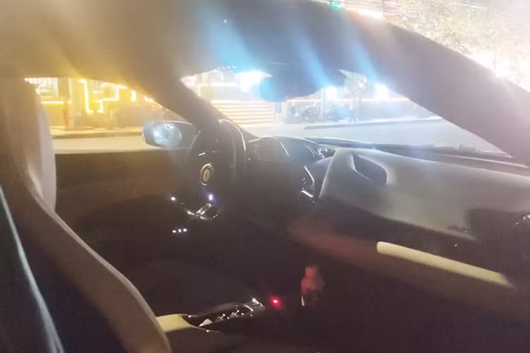 Ferrari 296 GTS vẫn thừa hưởng sức mạnh như siêu xe Ferrari 296 GTB nhưng lại có lợi thế ở việc phần mui xe có thể dễ dàng đóng hoặc mở trong thời gian 14 giây. Quá trình đóng/mở mui xe Ferrari 296 GTS khá tiện lợi vì hãng xe Ý đã tích hợp vào bảng điều khiển trung tâm thêm nút đóng/mở mui cùng đúng nâng/hạ cửa sổ nhỏ.