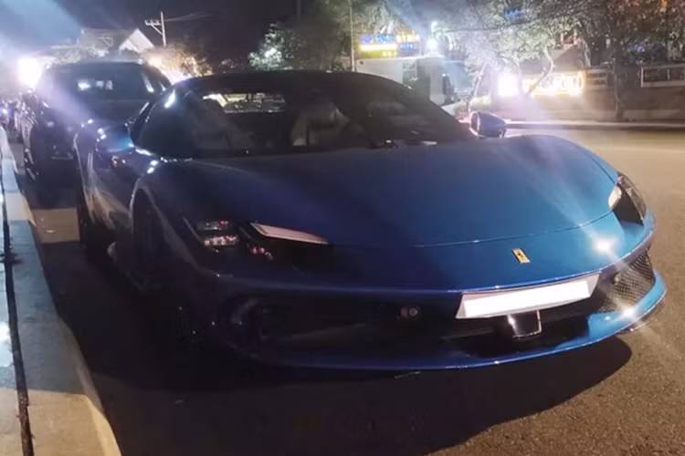 Chiếc siêu xe Ferrari 296 GTS mui trần này có màu xanh dương và đi kèm là tùy chọn bộ mâm carbon vô cùng đắt đỏ. Bên trong khoang lái của xe có bộ ghế đua, màu trắng với khung ghế làm hoàn toàn từ sợi carbon, chủ xe còn khá trẻ tuổi.