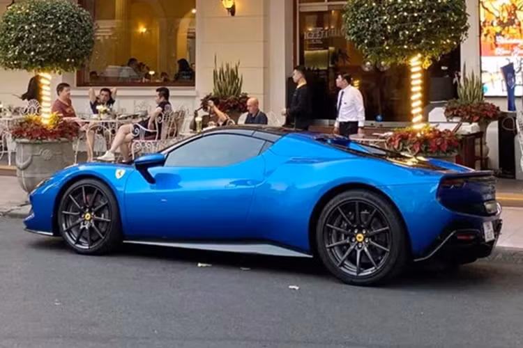 Ngoài ra, động cơ điện được lắp đặt giữa động cơ đốt trong và hộp số 8 cấp giúp phiên bản mui trần của Ferrari 296 GTB có thêm công suất tối đa 164 mã lực và mô-men xoắn cực đại 315 Nm. Nhờ vào hệ truyền động plug-in hybrid, siêu xe mui trần Ferrari 296 GTS có tổng công suất là 818 mã lực cùng mô-men xoắn cực đại 740 Nm.