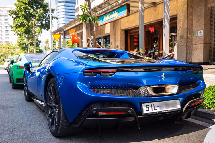 Động cơ này cho phép xe tăng tốc từ vị trí xuất phát lên 100 km/h chỉ trong thời gian 2,9 giây trước khi đạt vận tốc tối đa 330 km/h. 296 GTS cũng là chiếc siêu xe mui trần biến thể mui cứng đầu tiên của Ferrari sử dụng động cơ V6.