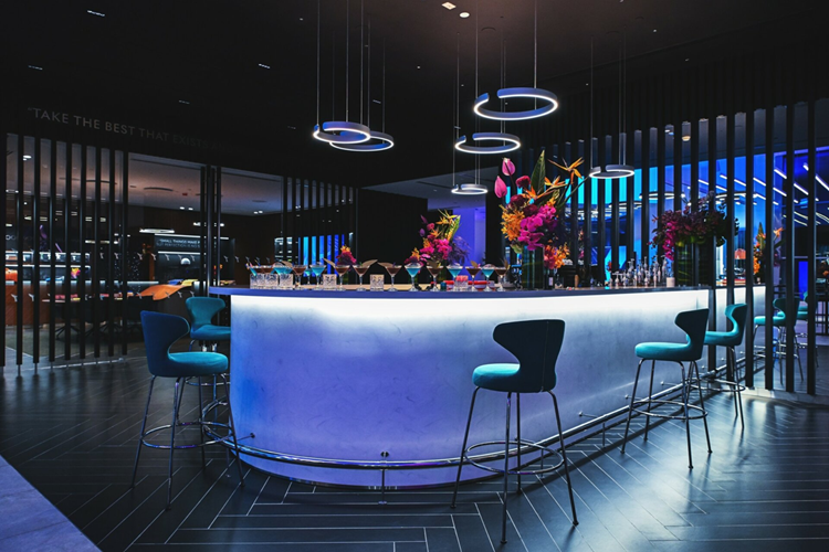 Khu vực này sẽ có những mẫu chất liệu chế tác để minh họa cho khách hàng, từ đây khách hàng khám phá và lựa chọn lớp hoàn thiện bề mặt được cá nhân hóa, gỗ dán, da, chỉ thêu với nhiều màu sắc rực rỡ và vải cho các mẫu xe Bespoke của họ.