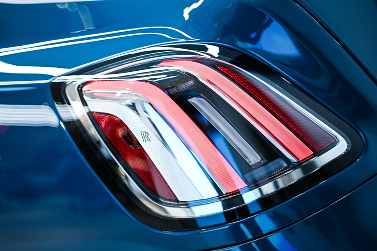 Với thiết kế hiện đại nổi bật với lưới tản nhiệt Pantheon sáng bóng và đồ họa đèn pha tinh tế, Ghost Series II thể hiện sự theo đuổi sự thanh lịch tối fianr của thương hiệu. Mẫu xe được trang bị khối động cơ V12 6,75 lít mạnh mẽ, mang lại hiệu suất dễ dàng kết hợp với “Magic Carpet Ride” đặc trưng của Rolls-Royce Motor Car.