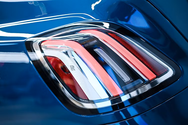 Với thiết kế hiện đại nổi bật với lưới tản nhiệt Pantheon sáng bóng và đồ họa đèn pha tinh tế, Ghost Series II thể hiện sự theo đuổi sự thanh lịch tối fianr của thương hiệu. Mẫu xe được trang bị khối động cơ V12 6,75 lít mạnh mẽ, mang lại hiệu suất dễ dàng kết hợp với “Magic Carpet Ride” đặc trưng của Rolls-Royce Motor Car.