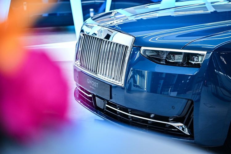 Tất cả đều được thiết kế riêng để thể hiện được cá tính và mong muốn độc đáo của những khách hàng. Khu vực cá nhân hóa được lấy cảm hứng từ giác quan này cho phép khách hàng có những hình dung ban đầu về đơn đặt hàng trong mơ của họ đang thành hình, được truyền cảm hứng thêm từ Cabinet of Curiosities gần đó.