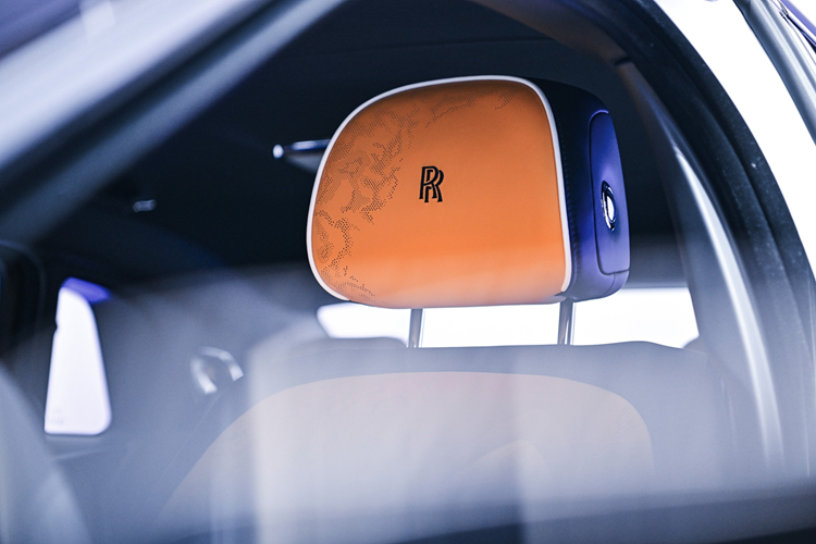 Bên trong nội thất, nghệ thuật thủ công sáng tạo trở nên sống động với vật liệu Bespoke và công nghệ tiên tiến. Tarek Moataz, Tổng giám đốc, Rolls-Royce Motor Cars Abu Dhabi cho biết: “Việc ra mắt phòng trưng bày Rolls-Royce Motor Cars mới của chúng tôi tại Abu Dhabi đánh dấu một cột mốc quan trọng trong việc củng cố thêm vị thế của thương hiệu chúng tôi như một điểm đến xa xỉ thực sự.