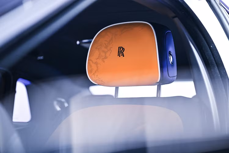 Bên trong nội thất, nghệ thuật thủ công sáng tạo trở nên sống động với vật liệu Bespoke và công nghệ tiên tiến. Tarek Moataz, Tổng giám đốc, Rolls-Royce Motor Cars Abu Dhabi cho biết: “Việc ra mắt phòng trưng bày Rolls-Royce Motor Cars mới của chúng tôi tại Abu Dhabi đánh dấu một cột mốc quan trọng trong việc củng cố thêm vị thế của thương hiệu chúng tôi như một điểm đến xa xỉ thực sự.