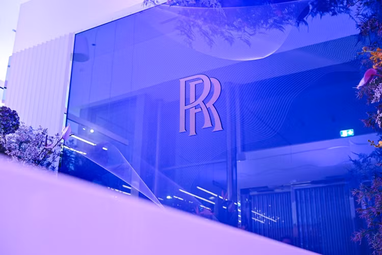 Đây là nơi hoàn hảo để trưng bày những chiếc xe hơi đặc biệt của chúng tôi trong một không gian thể hiện tinh thần của Rolls-Royce. Abu Dhabi, với sự pha trộn phong phú giữa các nền văn hóa và cách tiếp cận có tầm nhìn xa về phát triển bền vững và đa dạng hóa kinh tế, là ngọn hải đăng của tham vọng và sự tiến bộ của con người.