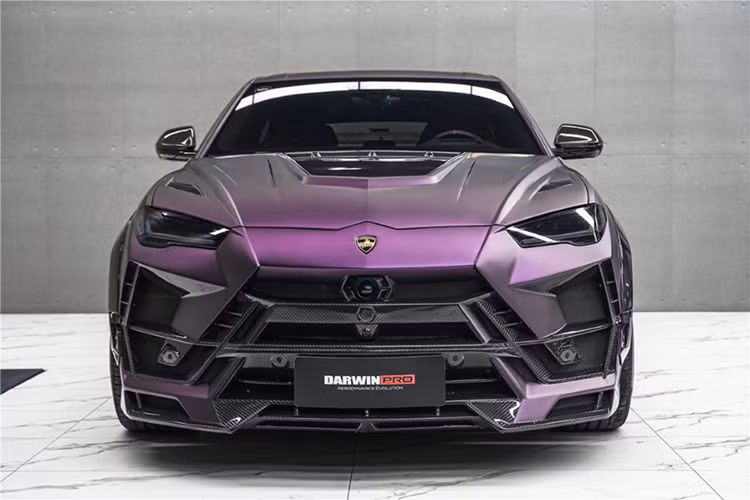 Thậm chí nếu so sánh bản độ này và chiếc Urus Performante nguyên bản sẽ cảm nhận bản độ này vượt trội hơn hẳn. Ngoại thất với lớp sơn mờ màu tím với các chi tiết carbon. Phần đầu xe nổi bật với tấm chia hốc gió sợi carbon cùng các tấm che bằng sợi carbon, lưới tản nhiệt mới.