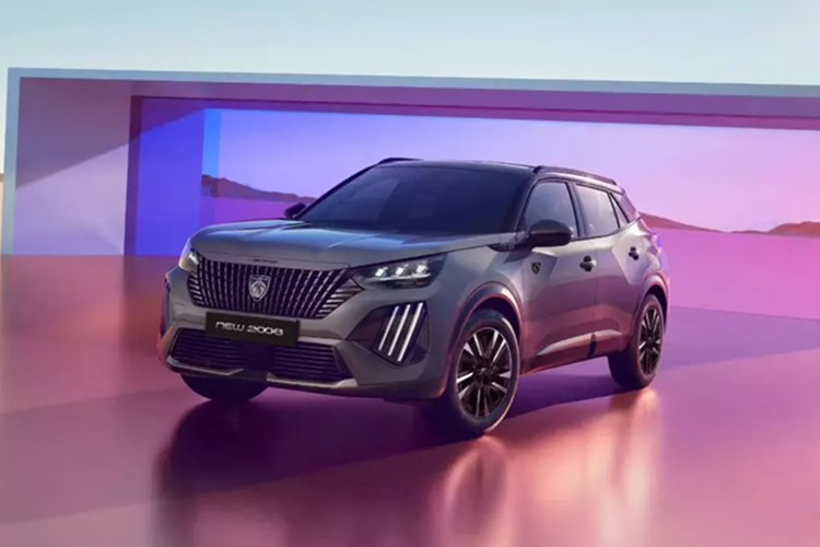 Diện mạo mới của Peugoet 2008 2025 mới thể hiện ở phần đầu xe được tinh chỉnh nhẹ, lưới tản nhiệt mới cùng màu thân xe mang lại cảm giác liền mạch. Cùng với đó, hệ thống đèn LED thiết kế hoàn toàn mới với dải đèn ban ngày ba móng vuốt sư tử khác biệt hơn so với bản cũ.