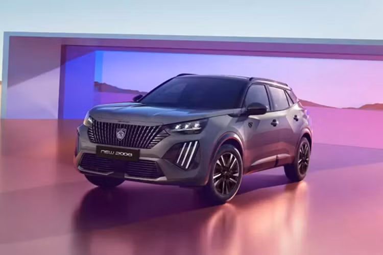 Diện mạo mới của Peugoet 2008 2025 mới thể hiện ở phần đầu xe được tinh chỉnh nhẹ, lưới tản nhiệt mới cùng màu thân xe mang lại cảm giác liền mạch. Cùng với đó, hệ thống đèn LED thiết kế hoàn toàn mới với dải đèn ban ngày ba móng vuốt sư tử khác biệt hơn so với bản cũ.