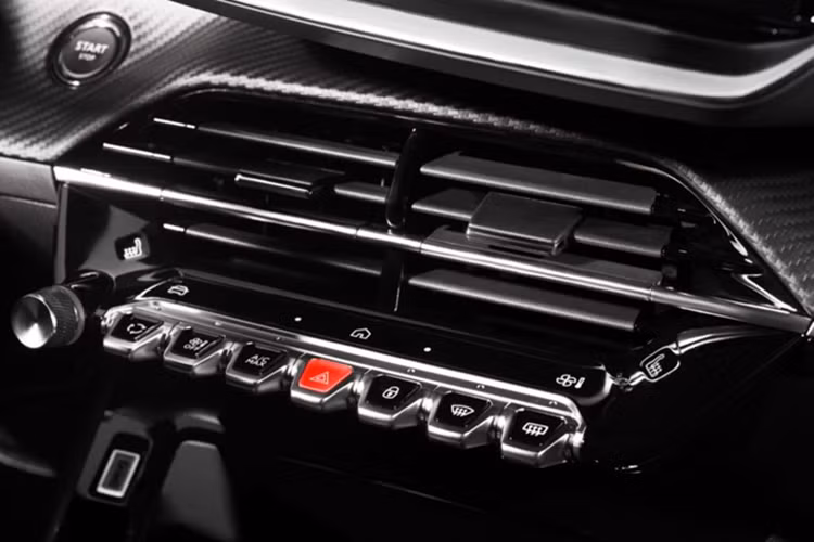 Bên cạnh đó, các tính năng an toàn tiên tiến vẫn được duy trì để hỗ trợ người lái trong quá trình vận hành như: hỗ trợ giữ làn đường; cảnh báo điểm mù; phanh an toàn chủ động; nhắc nhở người lái tập trung