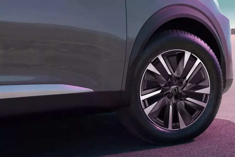 Phiên bản GT sở hữu mâm 18 inch Evissa, được lấy cảm hứng từ các mái hiên gỗ xếp đều tại Evissa, một địa danh nổi tiếng của Pháp. Chụp mâm Peugeot được đặt tại vị trí trung tâm, tương tự thiết kế trên Peugeot 408 thế hệ mới.