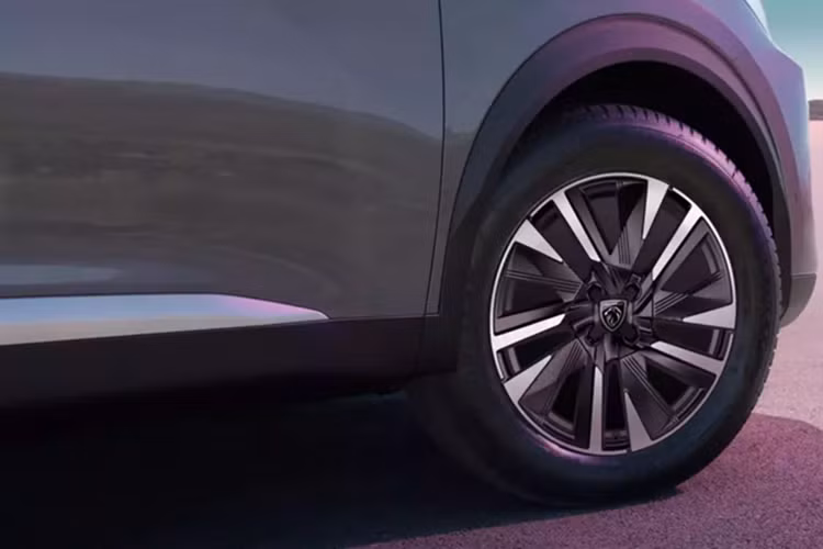 Phiên bản GT sở hữu mâm 18 inch Evissa, được lấy cảm hứng từ các mái hiên gỗ xếp đều tại Evissa, một địa danh nổi tiếng của Pháp. Chụp mâm Peugeot được đặt tại vị trí trung tâm, tương tự thiết kế trên Peugeot 408 thế hệ mới.