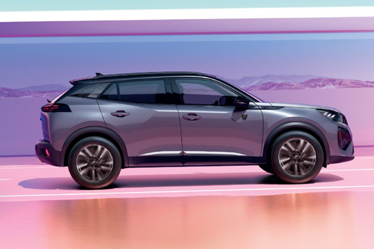 Tính năng cảnh báo áp suất lốp cũng được nâng cấp, cho phép người dùng dễ dàng theo dõi thông số lốp thông qua ứng dụng trên điện thoại thông minh. New Peugeot 2008 bổ sung thêm 2 màu mới cho khách hàng lựa chọn, gồm Xám Selenium và Trắng Okenite.