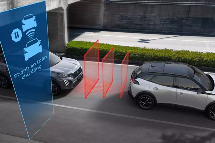 Phiên bản cao cấp nhất GT của New Peugeot 2008 còn trang bị thêm cửa sổ trời toàn cảnh, nội thất ghế da phối Alcantara, tích hợp tính năng massage ghế lái và sưởi cho cả ghế lái lẫn ghế phụ; hệ thống đèn viền nội thất tùy chỉnh 8 màu; sạc không dây công suất 15W.