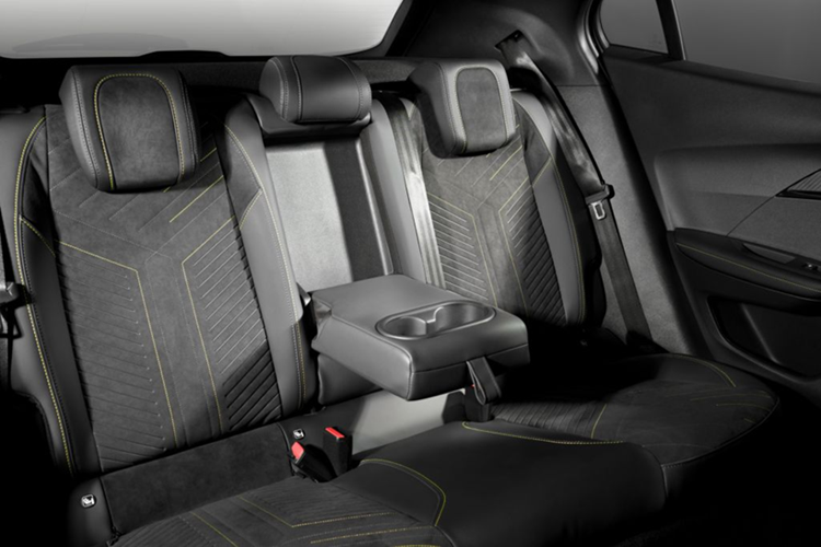 Đặc biệt nhận diện biển báo giới hạn tốc độ, cho phép người lái dễ dàng thiết lập tốc độ vào hệ thống điều khiển hành trình (Cruise Control) hoặc giới hạn tốc độ (Speed Limiter), giúp người lái yên tâm di chuyển trên mọi cung đường.