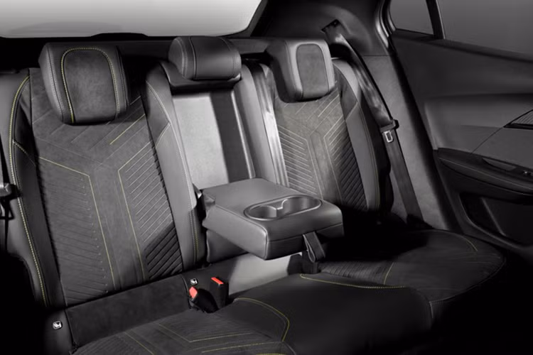 Đặc biệt nhận diện biển báo giới hạn tốc độ, cho phép người lái dễ dàng thiết lập tốc độ vào hệ thống điều khiển hành trình (Cruise Control) hoặc giới hạn tốc độ (Speed Limiter), giúp người lái yên tâm di chuyển trên mọi cung đường.