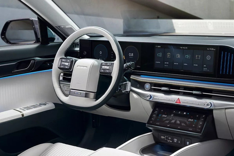 Hyundai Grandeur PHEV được kỳ vọng có thể vận hành thuần điện lên đến 100 km. Quãng đường này đủ để dùng di chuyển hàng ngày mà không tốn một giọt xăng nào. Phạm vi hoạt động ấn tượng này được cho là thành quả từ pin mật độ năng lượng cao mới và hai mô-tơ điện do Hyundai cải tiến.