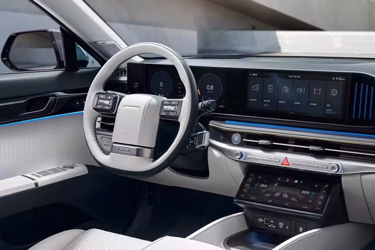 Hyundai Grandeur PHEV được kỳ vọng có thể vận hành thuần điện lên đến 100 km. Quãng đường này đủ để dùng di chuyển hàng ngày mà không tốn một giọt xăng nào. Phạm vi hoạt động ấn tượng này được cho là thành quả từ pin mật độ năng lượng cao mới và hai mô-tơ điện do Hyundai cải tiến.