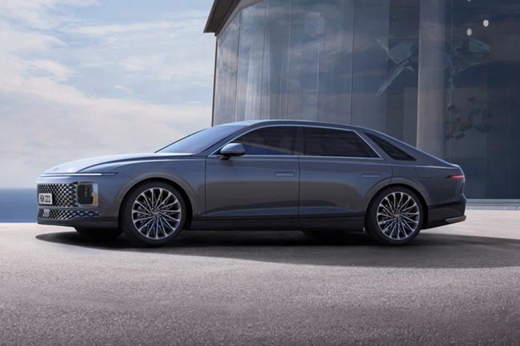 Ngoài ra, xe còn có một bản LPG (khí dầu mỏ hóa lỏng) cho công suất 237 mã lực, mô men xoắn 314 Nm.