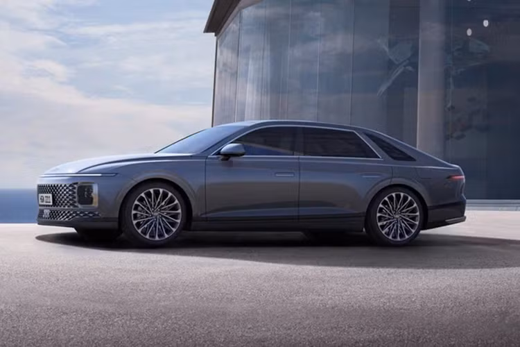 Ngoài ra, xe còn có một bản LPG (khí dầu mỏ hóa lỏng) cho công suất 237 mã lực, mô men xoắn 314 Nm.