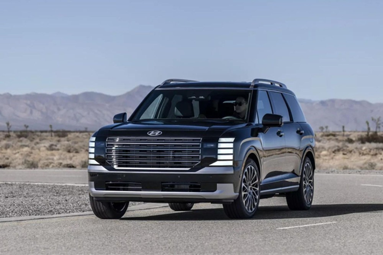 Hệ truyền động hybrid mới cho Hyundai Palisade còn hỗ trợ khả năng sử dụng pin để cấp điện cho các tiện ích như điều hòa không khí hay hệ thống giải trí. Điều này cho phép hành khách nghỉ ngơi hoặc sử dụng xe như một không gian sinh hoạt mà không cần khởi động động cơ, đồng thời giảm phát thải trong quá trình sử dụng.