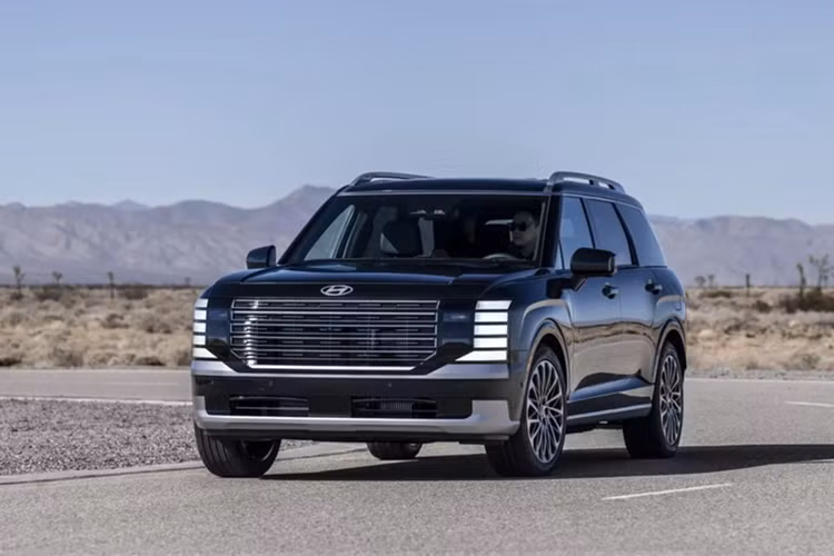 Hệ truyền động hybrid mới cho Hyundai Palisade còn hỗ trợ khả năng sử dụng pin để cấp điện cho các tiện ích như điều hòa không khí hay hệ thống giải trí. Điều này cho phép hành khách nghỉ ngơi hoặc sử dụng xe như một không gian sinh hoạt mà không cần khởi động động cơ, đồng thời giảm phát thải trong quá trình sử dụng.