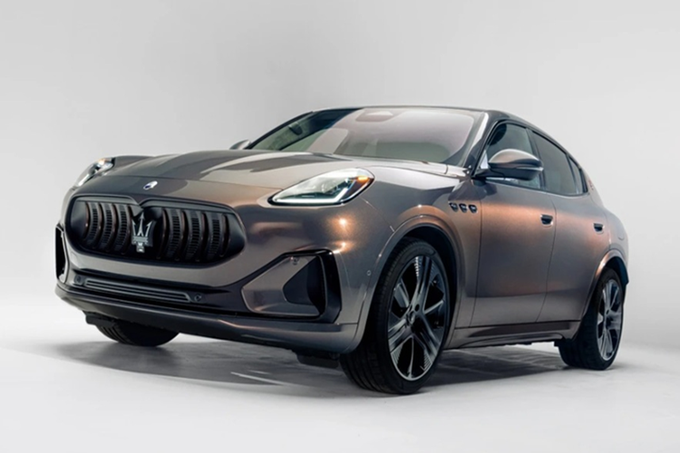Chiếc SUV Maserati Grecale Folgore Giorgetti Edition hàng thửa này gây ấn tượng với màu sơn ngoại thất Gleaming Dusk (đồng ánh mica) được chế tác bởi bộ phận cá nhân hóa Officine Fuoriserie của Maserati.