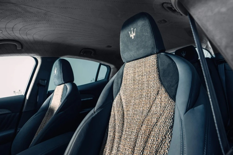 Maserati Grecale Folgore vẫn được trang bị hai động cơ điện với tổng công suất 558 mã lực và mô-men xoắn cực đại 820 Nm. Xe được xây dựng trên nền tảng 400 V, mẫu SUV dẫn động hai cầu này có khả năng tăng tốc 0-100 km/h trong 4,1 giây, trước khi đạt tốc độ tối đa 220 km/h.