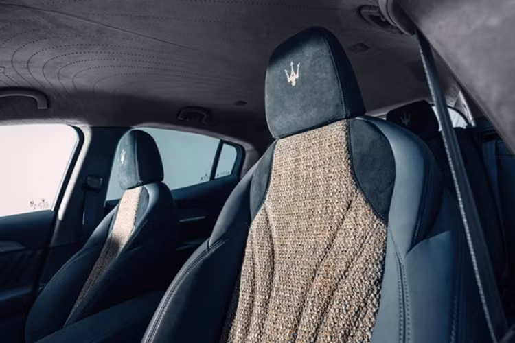 Maserati Grecale Folgore vẫn được trang bị hai động cơ điện với tổng công suất 558 mã lực và mô-men xoắn cực đại 820 Nm. Xe được xây dựng trên nền tảng 400 V, mẫu SUV dẫn động hai cầu này có khả năng tăng tốc 0-100 km/h trong 4,1 giây, trước khi đạt tốc độ tối đa 220 km/h.