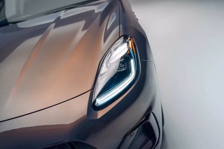 Xe có bộ mâm khí động học 21 inch màu đen bóng Glossy Black kết hợp điểm nhấn màu xám, cùng cùm phanh in logo Fuoriserie màu đồng, tạo nên tổng thể thẩm mỹ vừa hiện đại, vừa đậm chất nghệ thuật thủ công. Không gian nội thất là nơi Maserati và Giorgetti thể hiện rõ nét tinh thần sang trọng và cao cấp.