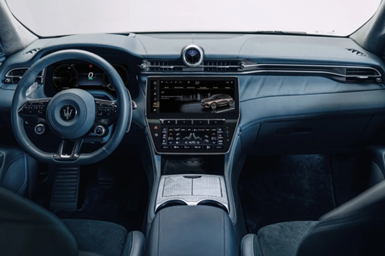 Mẫu xe SUV điện Maserati Grecale Folgore Giorgetti Edition có ghế ngồi được bọc len cao cấp do Giorgetti thiết kế độc quyền, phối màu khéo léo giữa denim, trắng melange, đen và đồng. Tựa đầu phủ Alcantara, còn vô lăng, bảng táp-lô và bệ tỳ tay đều sử dụng chất liệu da denim lạ mắt.