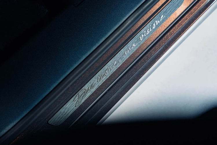 Với bộ pin điện 105 kWh, xe có thể di chuyển quãng đường tối đa 500 km. Với nguồn sạc nhanh DC 150 kW, bộ pin có thể sạc từ 20% lên 80% trong 29 phút.