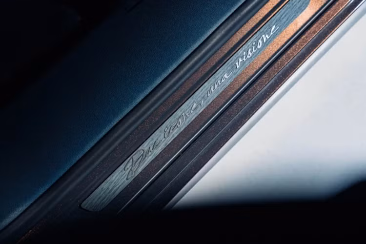 Với bộ pin điện 105 kWh, xe có thể di chuyển quãng đường tối đa 500 km. Với nguồn sạc nhanh DC 150 kW, bộ pin có thể sạc từ 20% lên 80% trong 29 phút.