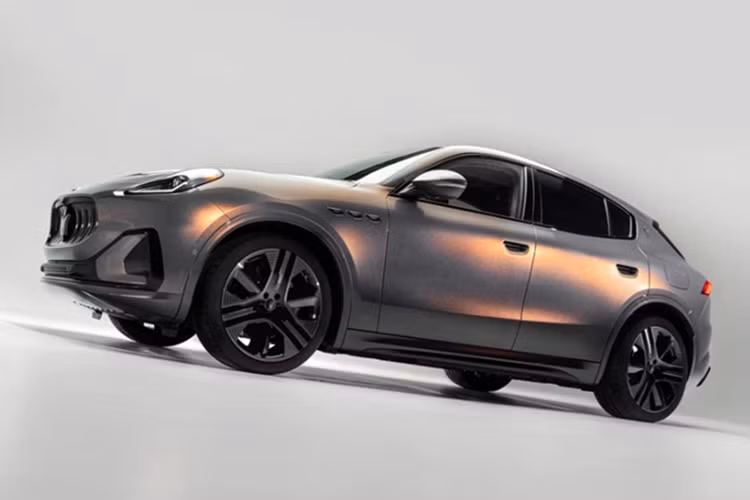 Chiếc Grecale Folgore Giorgetti Edition độc bản hiện đang được trưng bày song song tại showroom Maserati Milan và gian hàng của Giorgetti trên phố Spiga. Mức giá xe Maserati Grecale Folgore Giorgetti Edition chưa được công bố, tuy nhiên tại Mỹ, phiên bản tiêu chuẩn của Grecale Folgore đã có giá từ 109.000 USD (khoảng 2,82 tỷ đồng).