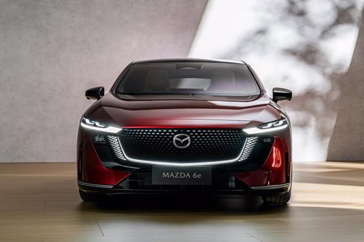 Theo kế hoạch, mưc giá xe Mazda 6e 2025 sẽ công bố và bán tại châu Âu vào nửa cuối năm 2025 và bắt đầu bán tại Anh vào đầu năm 2026.